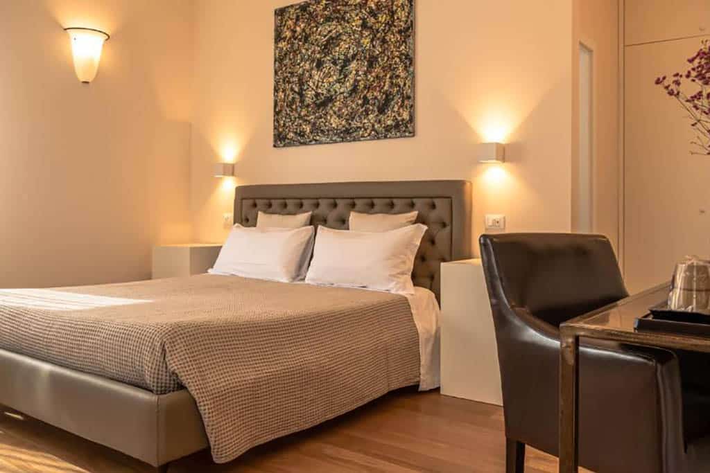 Relais Borghetto camera con letto in pelle