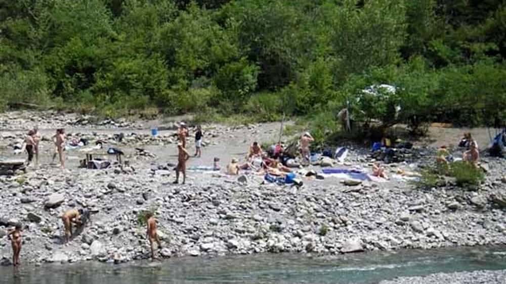spiagga nudista lungo il fiume Sesia