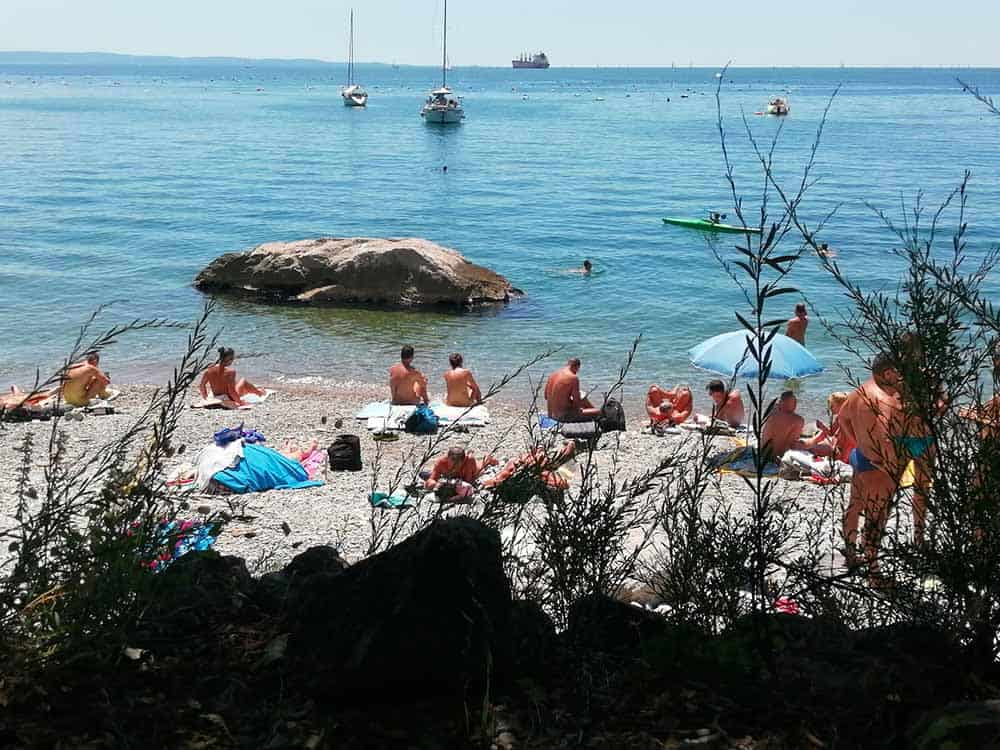 spiaggia naturista costa dei barbari trieste