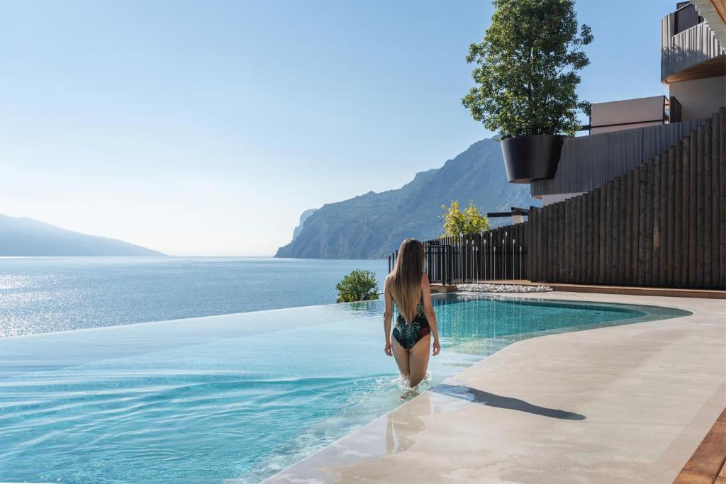 EALA My Lakeside Dream piscina esterna infinity pool