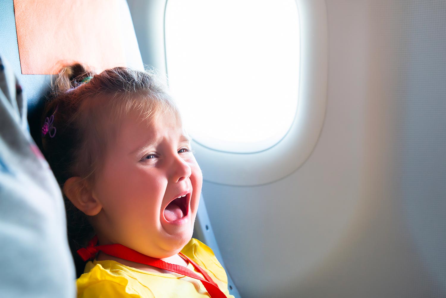 bambini piangono in aereo