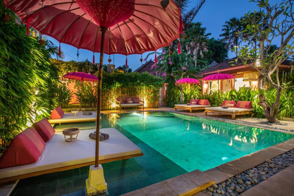 PinkPrivate Sanur piscina e lettini