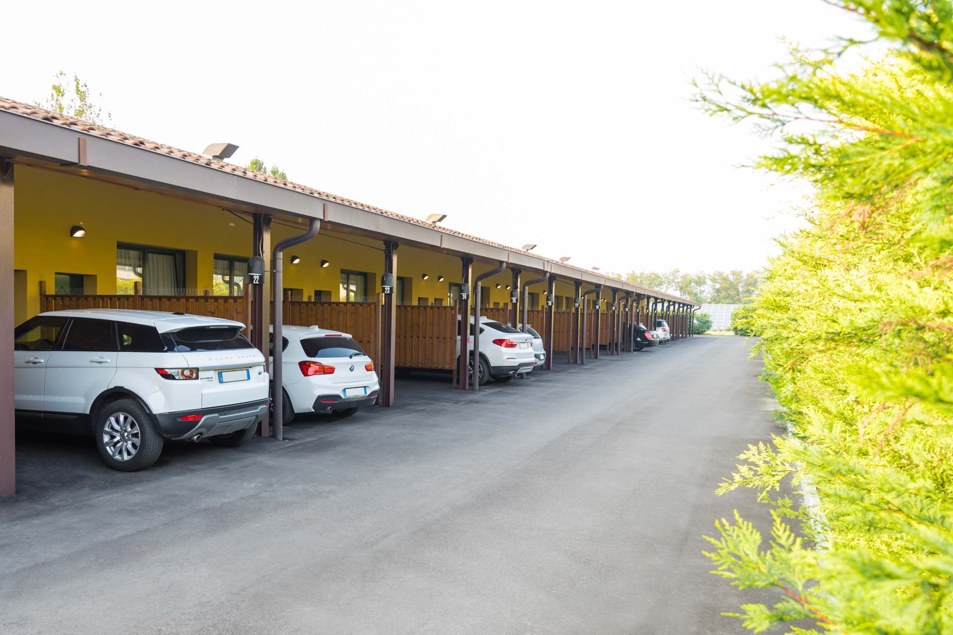 motel parcheggio di fronte alla camera