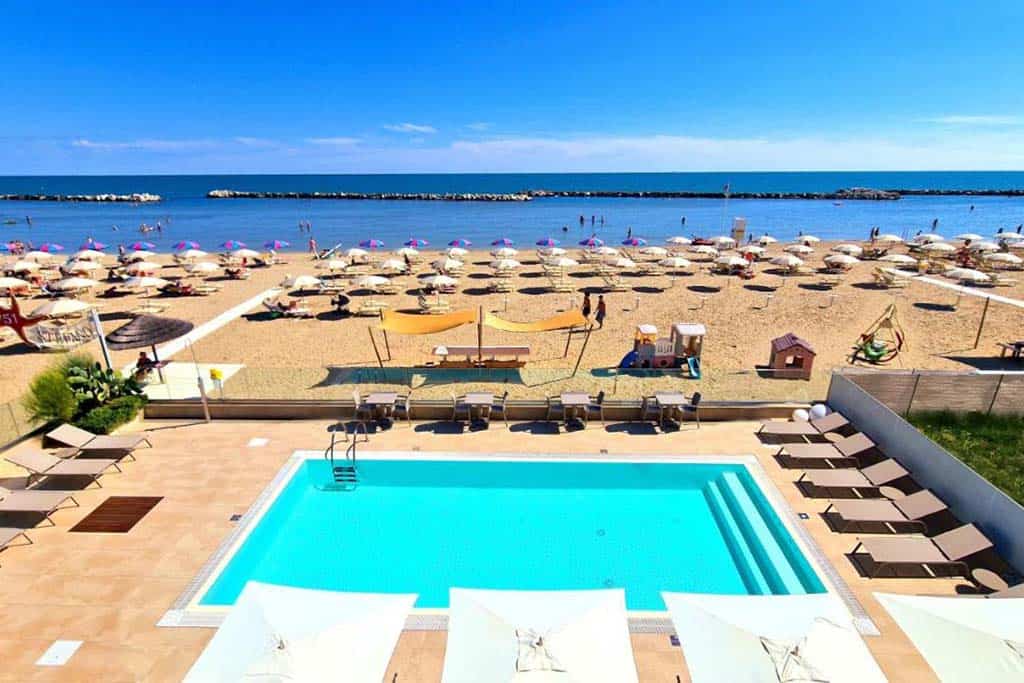 You & Me Beach Hotel piscina vista mare