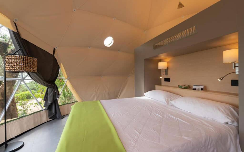 https://www.hotelperadulti.it/my_content/uploads/2025/09/Tenda-la-rocca-glamping-camera-1024x640.jpg