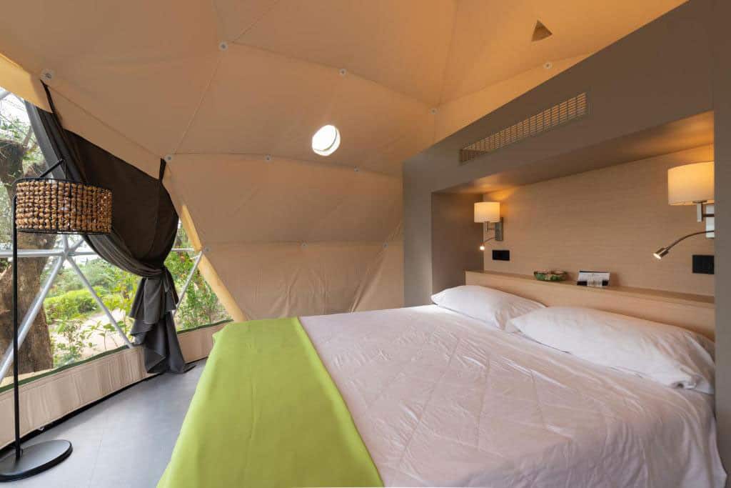 Glamping la Rocca a Bardolino: tenda con letto matrimoniale